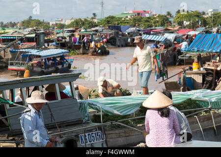 Bateaux au marché flottant de Cai Rang, Can Tho, sur le Mékong, le delta du Mékong, Vietnam Banque D'Images