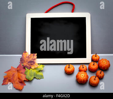 Chalk board vierge avec des citrouilles et des feuilles Banque D'Images