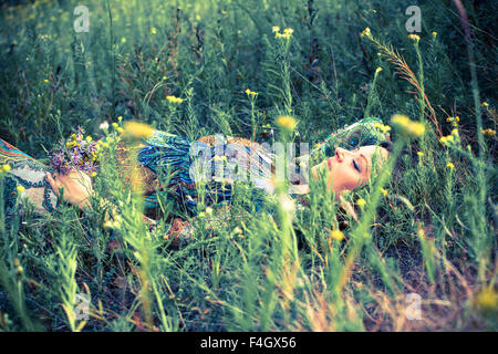 Femme enceinte portant la détente dans la nature. Banque D'Images