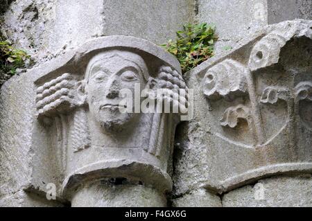 Pierres de l'abbaye de Corcomroe capital et des fleurs le Burren Comté de Clare Irlande Banque D'Images