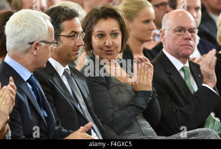 Navid Kermani (German-Iranian auteur 2.F.L.) est applaudi par Heinrich Riethmueller (L-R), chef de l'Association des libraires et éditeurs allemands, sa femme Katajun Kermani, et le président du Bundestag Norbert Lammert (CDU), à la cérémonie de remise du Prix de la paix le commerce allemand du livre dans l'église Paulskirche de Francfort am Main, Allemagne, 18 octobre 2015. Photo : ARNE DEDERT/DPA Banque D'Images