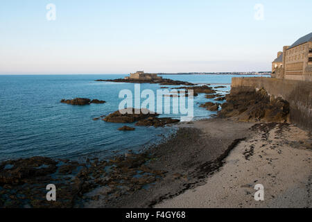 Une vue de la Manche de l'enceinte de la ville fortifiée de Saint-Malo, France Banque D'Images