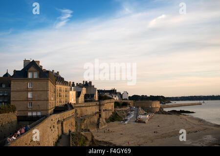 Les touristes à la ville historique fortifiée de Saint-Malo, France at Dusk Banque D'Images