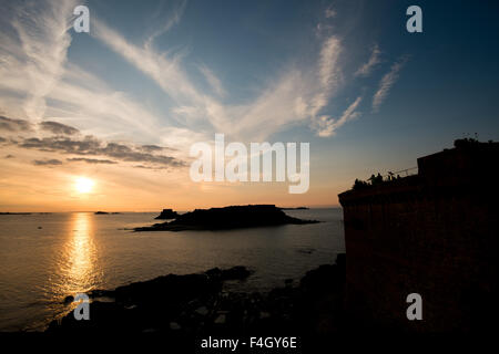 Plage et d'îles sur la côte de St Malo, France at Dusk Banque D'Images