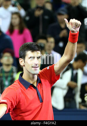 Shanghai, Chine. 18 Oct, 2015. Novak Djokovic la Serbie de célèbre victoire contre Novak Djokovic de France lors de leur dernier match du tournoi au tournoi de tennis Masters de Shanghai à Shanghai, Chine, le 18 octobre 2015. Novak Djokovic a gagné 2-0 et a réclamé le titre. Credit : Fan Jun/Xinhua/Alamy Live News Banque D'Images