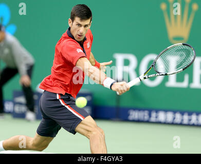 Shanghai, Chine. 18 Oct, 2015. Novak Djokovic la Serbie de hits un retour contre Yanina de France lors de leur dernier match du tournoi au tournoi de tennis Masters de Shanghai à Shanghai, Chine, le 18 octobre 2015. Novak Djokovic a gagné 2-0 et a réclamé le titre. Credit : Fan Jun/Xinhua/Alamy Live News Banque D'Images