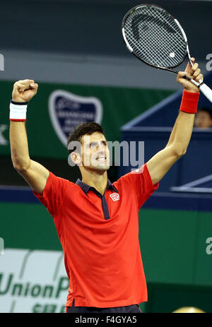 Shanghai, Chine. 18 Oct, 2015. Novak Djokovic la Serbie de célèbre victoire contre Novak Djokovic de France lors de leur dernier match du tournoi au tournoi de tennis Masters de Shanghai à Shanghai, Chine, le 18 octobre 2015. Novak Djokovic a gagné 2-0 et a réclamé le titre. Credit : Fan Jun/Xinhua/Alamy Live News Banque D'Images