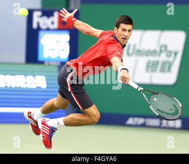 Shanghai, Chine. 18 Oct, 2015. Novak Djokovic la Serbie de hits un retour contre Yanina de France lors de leur dernier match du tournoi au tournoi de tennis Masters de Shanghai à Shanghai, Chine, le 18 octobre 2015. Novak Djokovic a gagné 2-0 et a réclamé le titre. Credit : Fan Jun/Xinhua/Alamy Live News Banque D'Images