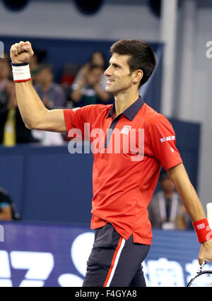 Shanghai, Chine. 18 Oct, 2015. Novak Djokovic la Serbie de célèbre victoire contre Novak Djokovic de France lors de leur dernier match du tournoi au tournoi de tennis Masters de Shanghai à Shanghai, Chine, le 18 octobre 2015. Novak Djokovic a gagné 2-0 et a réclamé le titre. Credit : Fan Jun/Xinhua/Alamy Live News Banque D'Images