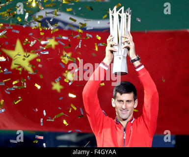 Shanghai, Chine. 18 Oct, 2015. Novak Djokovic la Serbie de célèbre victoire contre Novak Djokovic de France lors de leur dernier match du tournoi au tournoi de tennis Masters de Shanghai à Shanghai, Chine, le 18 octobre 2015. Novak Djokovic a gagné 2-0 et a réclamé le titre. Credit : Fan Jun/Xinhua/Alamy Live News Banque D'Images