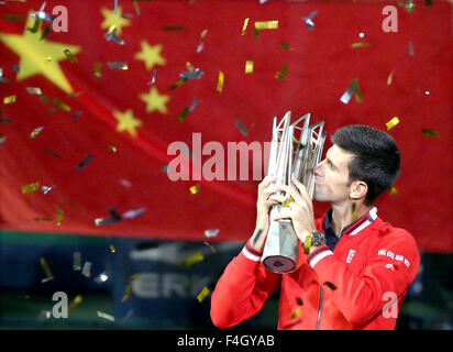 Shanghai, Chine. 18 Oct, 2015. Novak Djokovic la Serbie de célèbre victoire contre Novak Djokovic de France lors de leur dernier match du tournoi au tournoi de tennis Masters de Shanghai à Shanghai, Chine, le 18 octobre 2015. Novak Djokovic a gagné 2-0 et a réclamé le titre. Credit : Fan Jun/Xinhua/Alamy Live News Banque D'Images