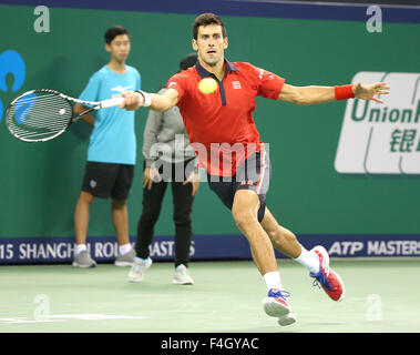 Shanghai, Chine. 18 Oct, 2015. Novak Djokovic la Serbie de hits un retour contre Yanina de France lors de leur dernier match du tournoi au tournoi de tennis Masters de Shanghai à Shanghai, Chine, le 18 octobre 2015. Novak Djokovic a gagné 2-0 et a réclamé le titre. Credit : Fan Jun/Xinhua/Alamy Live News Banque D'Images