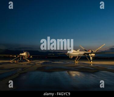 Un MQ-9 Reaper MQ-1 Predator et drones UAV sur la ligne de vol à Creech Air Force Base le 5 mai 2015 à Indian Springs, Nevada. Banque D'Images