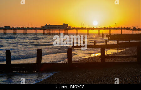 Coucher de soleil sur jetée de Worthing à Worthing, West Sussex, Angleterre, Royaume-Uni. Banque D'Images