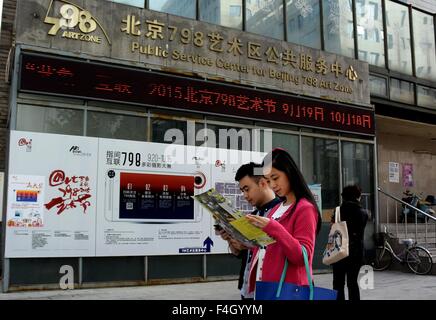 Beijing, Chine. 18 Oct, 2015. Les visiteurs voir l'annexe à la 2015 798 Art Festival à Beijing, capitale de la Chine, le 18 octobre 2015. Le rapport annuel complet art festival fermé le dimanche à la 798 Art Zone à Beijing. © Feng Jie/Xinhua/Alamy Live News Banque D'Images