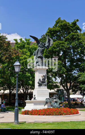 Une statue de métal d'un soldat avec un drapeau, qui est honoré avec une couronne de laurier par le sculpteur György Zala. Banque D'Images