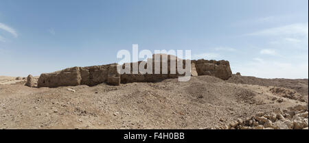 Début des murs de brique de boue dynastique à l'emplacement de Zawyet El Amwat, la petite pyramide près de la ville d'El Minya, Moyenne Égypte Banque D'Images