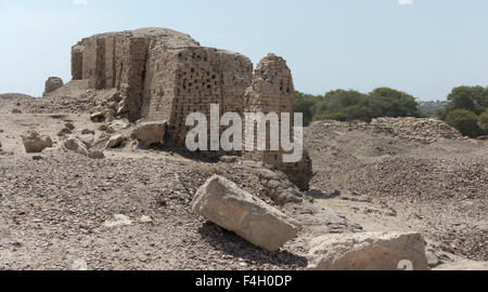 Début des murs de brique de boue dynastique à Zawyet El Amwat, la petite pyramide près de la ville d'El Minya, Moyenne Égypte Banque D'Images