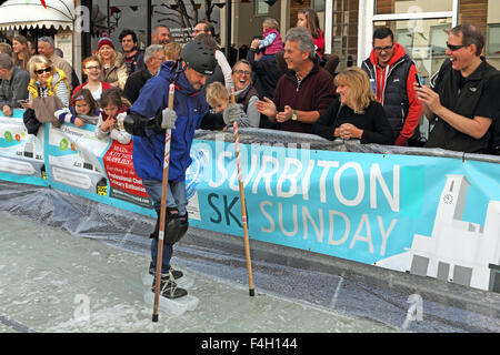 Marques St Hill, Surbiton, SW London, UK. 18 octobre 2015. Dimanche ski et la Luge bouillonnante charity event revient pour sa 7e année, la collecte de fonds pour le Shooting Star Chase Childrens Hospice. Sangle de concurrents sur la glace de skis et tenter de le rendre à la finale de l'eau savonneuse pente à la colline dans un record du monde. Credit : Julia Gavin UK/Alamy Live News Banque D'Images