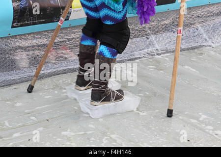 Marques St Hill, Surbiton, SW London, UK. 18 octobre 2015. Dimanche ski et la Luge bouillonnante charity event revient pour sa 7e année, la collecte de fonds pour le Shooting Star Chase Childrens Hospice. Sangle de concurrents sur la glace de skis et tenter de le rendre à la finale de l'eau savonneuse pente à la colline dans un record du monde. Credit : Julia Gavin UK/Alamy Live News Banque D'Images