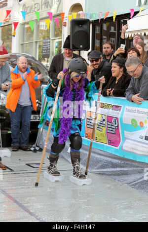 Marques St Hill, Surbiton, SW London, UK. 18 octobre 2015. Dimanche ski et la Luge bouillonnante charity event revient pour sa 7e année, la collecte de fonds pour le Shooting Star Chase Childrens Hospice. Sangle de concurrents sur la glace de skis et tenter de le rendre à la finale de l'eau savonneuse pente à la colline dans un record du monde. Credit : Julia Gavin UK/Alamy Live News Banque D'Images