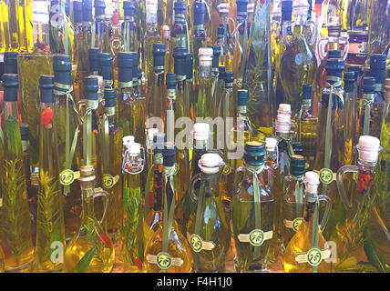 Croatie, TROGIR : affichage des bouteilles d'huile d'olive locale aromatisé avec des herbes à l'air libre marché de Trogir, Croatie, Banque D'Images