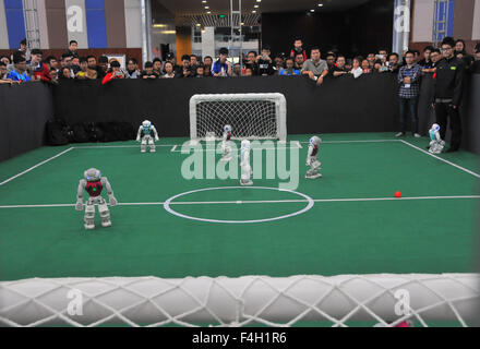 Guiyang, dans la province du Guizhou en Chine. 18 Oct, 2015. La concurrence dans les robots d'un match de football au cours de la RoboCup 2015 finale à Guiyang, capitale de la province du Guizhou en Chine du sud-ouest, le 18 octobre 2015. Les deux jours le coup final RoboCup ici dimanche. Environ 400 équipes de plus de 300 collèges communautaires autour de la nation prend part à ce robot de la concurrence. © Huang Yong/Xinhua/Alamy Live News Banque D'Images