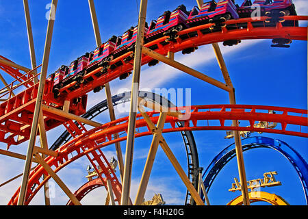 Roller Coaster, Close up, la pleine jouissance de l'excitation de la vitesse à l'Oktoberfest à Munich Banque D'Images