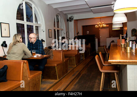 Copenhague, Danemark, 17 octobre,2015. Le bar à cocktails dans Liedkoeb à Vesterbrogade à Copenhague. Liedkoeb est une combinaison d'un whisky de 3 étages et un bar à cocktails et ouvert Novembre 2012.Le bâtiment est de 1715 et protégé et servi de laboratoire chimiste (nom en danois : Vesterbro Apoteks Laboratorium) -maintenant habillé chemise bûcheron barmans maintenir la tradition de bon mélange de produits chimiques, seulement remplacés avec des cocktails exquis et du whisky. Le nom "Liedkoeb Lidkøb (Danois :)fait référence à une ancienne tradition où un accord commercial est confirmé et célébré par le vendeur ou l'acheteur offre e Banque D'Images