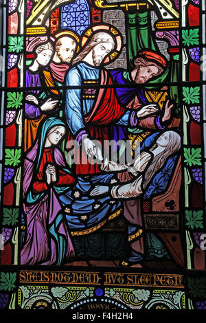 Vitraux de Lavers & Barraud représentant la fille de Christ Raising Jairus, Dixton Church, Monbucshire, pays de Galles Banque D'Images