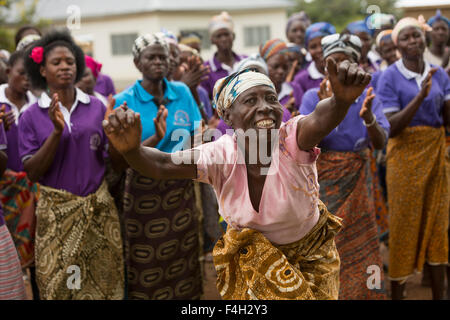 Les femmes des Vanniers Amongtaaba Sumbrungu Zobiko en groupe, Village, district Bolgatanga, Ghana, chanter et danser ensemble. Banque D'Images