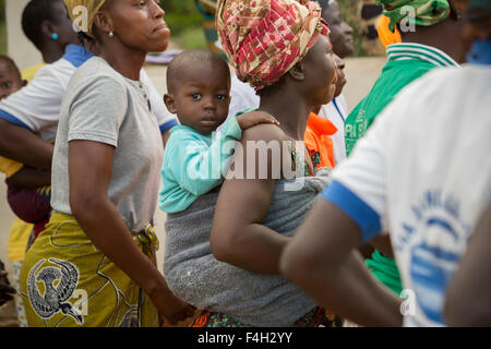 Mère et enfant de Vea Village, district Bolgatanga (Ghana). Banque D'Images