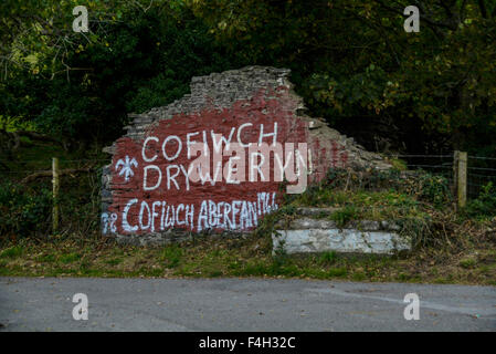 18 octobre 2015 est le 50e anniversaire et sur l'A487 un graffiti barbouillé sur un mur couvert de mousse tumbledown lors de la liquidation d'un487 route côtière jusqu'à Llanrhystud dans Ceredigion est le seul rappel à gauche pour les passants d'un événement qui a alimenté l'une des plus grandes campagnes en faveur de l'indépendance galloise de mémoire d'homme. Le ÒCofiwch DrywerynÓ mots décoloration (rappelez-vous Tryweryn) sont non officiels du mémorial pour les personnes parlant gallois de Capel Celyn dans Gwynedd, qui ont perdu leurs maisons lors de l'Tryweryn Valley a été inondée en 1965 afin de construire un réservoir géant pour alimenter la ville de Liverpool avec de l'eau. Banque D'Images