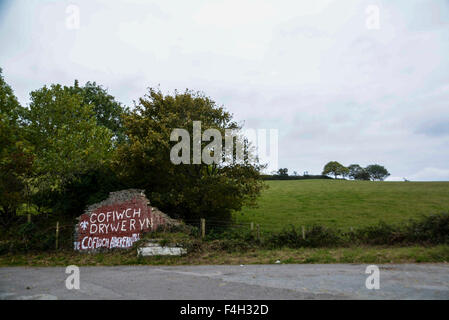 18 octobre 2015 est le 50e anniversaire et sur l'A487 un graffiti barbouillé sur un mur couvert de mousse tumbledown lors de la liquidation d'un487 route côtière jusqu'à Llanrhystud dans Ceredigion est le seul rappel à gauche pour les passants d'un événement qui a alimenté l'une des plus grandes campagnes en faveur de l'indépendance galloise de mémoire d'homme. Le ÒCofiwch DrywerynÓ mots décoloration (rappelez-vous Tryweryn) sont non officiels du mémorial pour les personnes parlant gallois de Capel Celyn dans Gwynedd, qui ont perdu leurs maisons lors de l'Tryweryn Valley a été inondée en 1965 afin de construire un réservoir géant pour alimenter la ville de Liverpool avec de l'eau. Banque D'Images