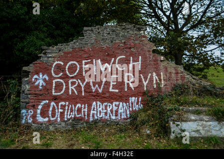 18 octobre 2015 est le 50e anniversaire et sur l'A487 un graffiti barbouillé sur un mur couvert de mousse tumbledown lors de la liquidation d'un487 route côtière jusqu'à Llanrhystud dans Ceredigion est le seul rappel à gauche pour les passants d'un événement qui a alimenté l'une des plus grandes campagnes en faveur de l'indépendance galloise de mémoire d'homme. Le ÒCofiwch DrywerynÓ mots décoloration (rappelez-vous Tryweryn) sont non officiels du mémorial pour les personnes parlant gallois de Capel Celyn dans Gwynedd, qui ont perdu leurs maisons lors de l'Tryweryn Valley a été inondée en 1965 afin de construire un réservoir géant pour alimenter la ville de Liverpool avec de l'eau. Banque D'Images