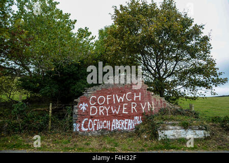 18 octobre 2015 est le 50e anniversaire et sur l'A487 un graffiti barbouillé sur un mur couvert de mousse tumbledown lors de la liquidation d'un487 route côtière jusqu'à Llanrhystud dans Ceredigion est le seul rappel à gauche pour les passants d'un événement qui a alimenté l'une des plus grandes campagnes en faveur de l'indépendance galloise de mémoire d'homme. Le ÒCofiwch DrywerynÓ mots décoloration (rappelez-vous Tryweryn) sont non officiels du mémorial pour les personnes parlant gallois de Capel Celyn dans Gwynedd, qui ont perdu leurs maisons lors de l'Tryweryn Valley a été inondée en 1965 afin de construire un réservoir géant pour alimenter la ville de Liverpool avec de l'eau. Banque D'Images