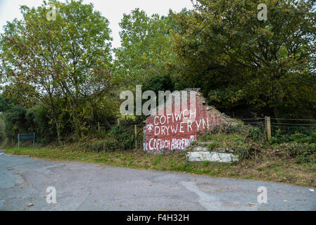 18 octobre 2015 est le 50e anniversaire et sur l'A487 un graffiti barbouillé sur un mur couvert de mousse tumbledown lors de la liquidation d'un487 route côtière jusqu'à Llanrhystud dans Ceredigion est le seul rappel à gauche pour les passants d'un événement qui a alimenté l'une des plus grandes campagnes en faveur de l'indépendance galloise de mémoire d'homme. Le ÒCofiwch DrywerynÓ mots décoloration (rappelez-vous Tryweryn) sont non officiels du mémorial pour les personnes parlant gallois de Capel Celyn dans Gwynedd, qui ont perdu leurs maisons lors de l'Tryweryn Valley a été inondée en 1965 afin de construire un réservoir géant pour alimenter la ville de Liverpool avec de l'eau. Banque D'Images