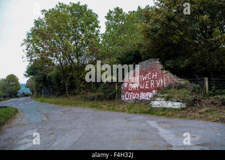 18 octobre 2015 est le 50e anniversaire et sur l'A487 un graffiti barbouillé sur un mur couvert de mousse tumbledown lors de la liquidation d'un487 route côtière jusqu'à Llanrhystud dans Ceredigion est le seul rappel à gauche pour les passants d'un événement qui a alimenté l'une des plus grandes campagnes en faveur de l'indépendance galloise de mémoire d'homme. Le ÒCofiwch DrywerynÓ mots décoloration (rappelez-vous Tryweryn) sont non officiels du mémorial pour les personnes parlant gallois de Capel Celyn dans Gwynedd, qui ont perdu leurs maisons lors de l'Tryweryn Valley a été inondée en 1965 afin de construire un réservoir géant pour alimenter la ville de Liverpool avec de l'eau. Banque D'Images