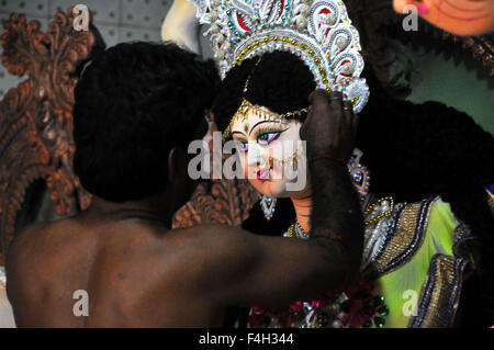 Dhaka, Bangladesh. 18 Oct, 2015. Un artiste décore une idole de déesse hindoue Durga Puja Durga pour le prochain festival à Dhaka, Bangladesh, le 18 octobre 2015. Durga Puja, qui se déroulera du 19 octobre au 22 octobre, est la plus grande fête hindoue qui implique l'adoration de la Déesse Durga qui symbolise la puissance et le triomphe du bien sur le mal dans la mythologie Hindoue. © Shariful Islam/Xinhua/Alamy Live News Banque D'Images