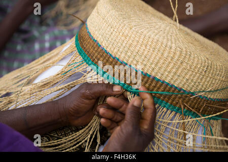 Le commerce équitable, des paniers de paille sont tissés par les femmes de Amongtaaba Vanniers Groupe dans le district Bolgatanga (Ghana). Banque D'Images