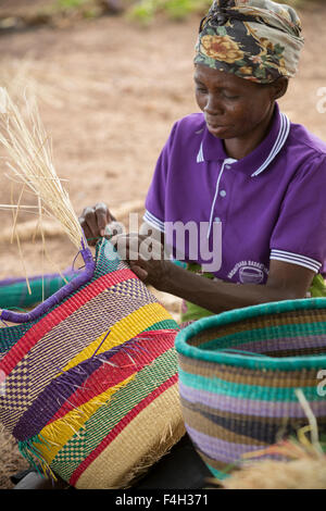 Le commerce équitable, des paniers de paille sont tissés par les femmes de Amongtaaba Vanniers Groupe dans le district Bolgatanga (Ghana). Banque D'Images