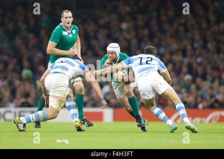 18.10.2015. Millennium Stadium, Cardiff, Pays de Galles. Quart de finale de la Coupe du Monde de Rugby. L'Irlande contre l'Argentine. Blocage de l'Argentine et Lavanini Tomas centre de l'Argentine, Juan Martin Hernandez à propos de faire un s'attaquer. Banque D'Images