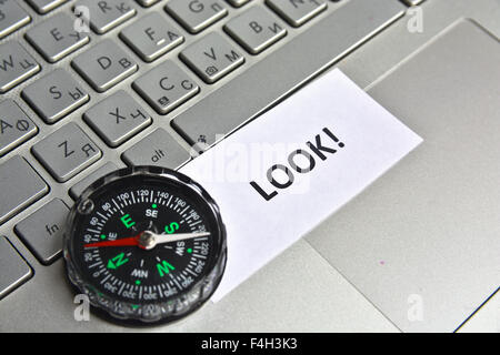 La navigation sur Internet ! Photo de compas magnétique sur le clavier de l'ordinateur. Banque D'Images