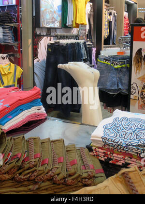 Photo d'humour de l'envers d'une paire de pieds qui le mannequin dans un grand magasin de vente de vêtements. Banque D'Images