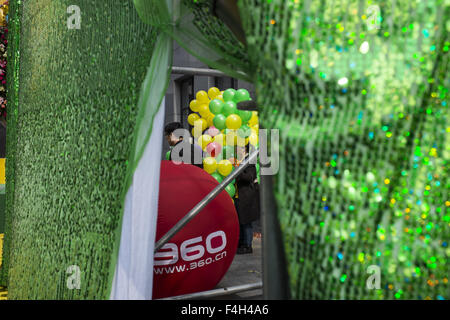 Beijing, Chine. 18 Oct, 2015. 2015-10-18, Beijing, Chine, Qihoo 360 Technology Co.,Ltd (QIHU) est titulaire d'une cérémonie de mariage collectif pour ses employés à l'extérieur de son immeuble de bureaux à Beijing, 68 jeunes mariés assister à la cérémonie et M. Hongyi Zhou, le président et chef de la direction de Qihoo 360 faire un bref discours d'envoyer ses bénédictions pour 68 nouveaux couples. Qihoo 360 ou QIHU est l'une des principales sociétés de l'Internet en Chine, la base de l'utilisateur actif. © Jiwei Han/ZUMA/Alamy Fil Live News Banque D'Images