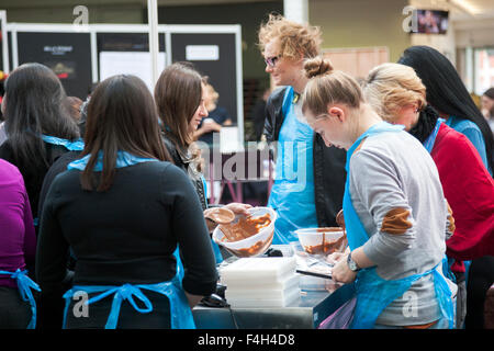 Londres, Royaume-Uni. 18 octobre 2015 - Atelier de fabrication du chocolat pralines. Des spécialistes internationaux de l'industrie du chocolat se rassemblent à Olympia hall pour exposer à l'assemblée annuelle du chocolat à Londres, le plus grand événement de chocolat. Les activités comprennent des ateliers, des présentations par des grands chefs, des démonstrations et un chocolat fashion show. Credit : Nathaniel Noir/Alamy Live News Banque D'Images