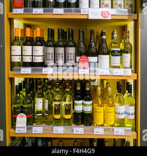 Divers vins de bouteilles assortis sur les étagères des supermarchés, Lancashire, Royaume-Uni Banque D'Images