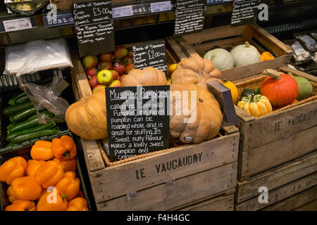 Caisses de légumes Musquee de Provence, variétés de récolte de courges d'hiver oranges comestibles, produits blancs et verts, citrouilles en boîtes dans un supermarché, Banque D'Images