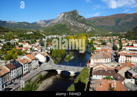 Ariège qui traverse la ville de Tarascon, l'Ariège, Midi-Pyrénées, France Banque D'Images