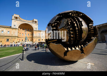 Rome. L'Italie. Au sein d'une sphère sphère de Arnaldo Pomodoro (1990), dans le Cortile della Pigna, Musées du Vatican. Banque D'Images